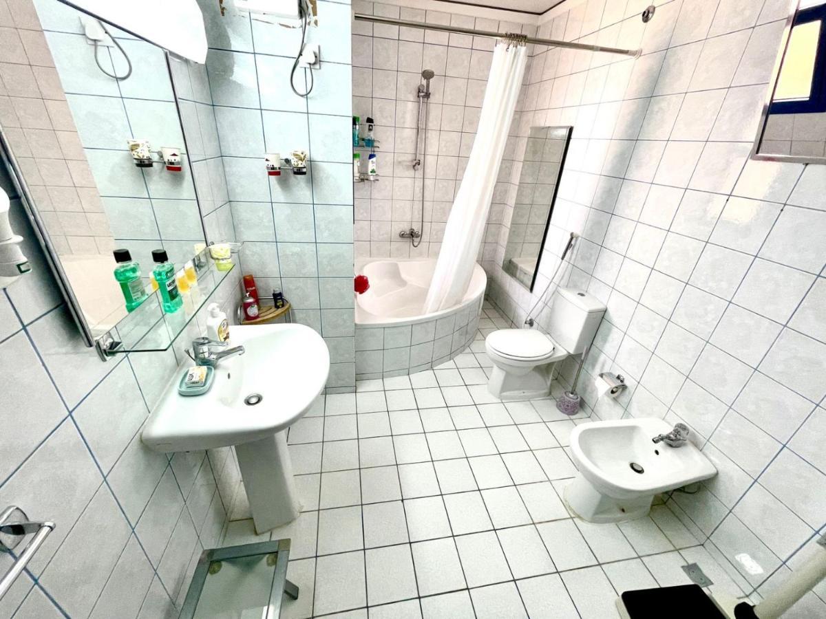 View - 4 Bedrooms & 4 Bathrooms *