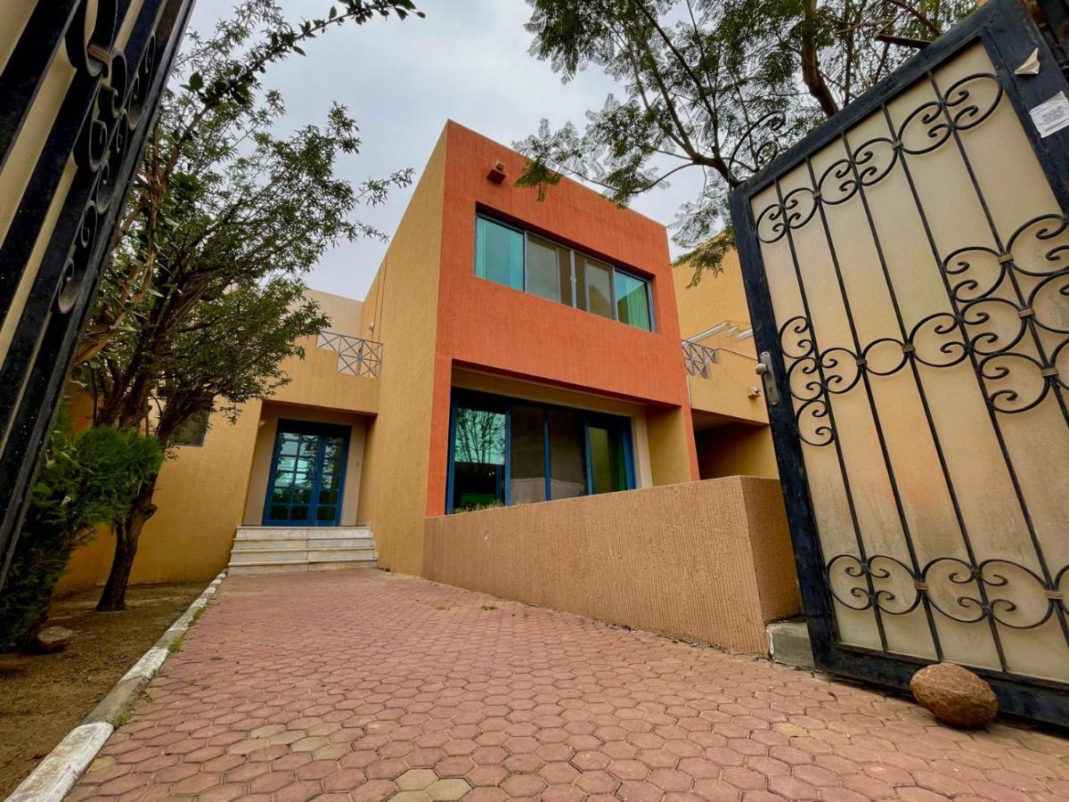 View - 4 Bedrooms & 4 Bathrooms Villa